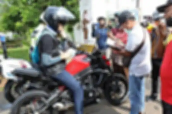 Ganjar Pranowo Dihentikan Relawan Tanggap Corona Saat Riding Pakai Kawasaki ER-6n