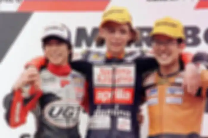 Valentino Rossi (tengah) saat naik podium paan rambut gonda tahun 1997