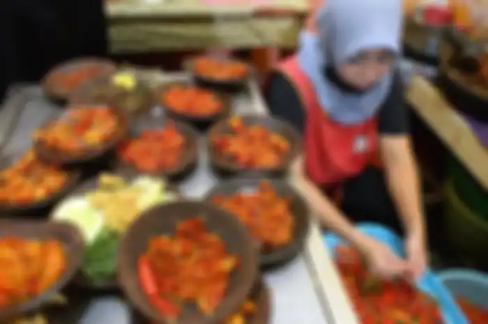 Juru masak sedang menyiapkan sambal di dapur Warung Spesial Sambal