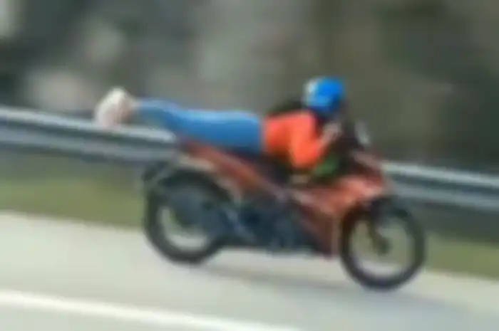 Lady Biker menggeber motornya dijalanan sepi bergaya ala superman