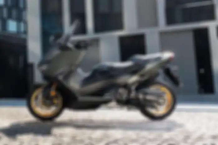 Yamaha TMAX560 ini memiliki dimensi panjang 2.200 mm, lebar 765 mm dan tinggi 1.420 mm.
