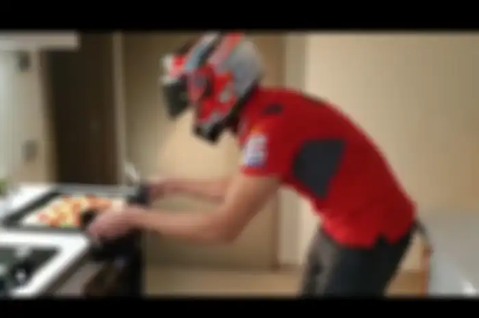 Lama gak ngegas motor MotoGP, Michele Pirro yang juga test rider tim Ducati MotoGP, bikin pizza saja sampai pakai helm segala