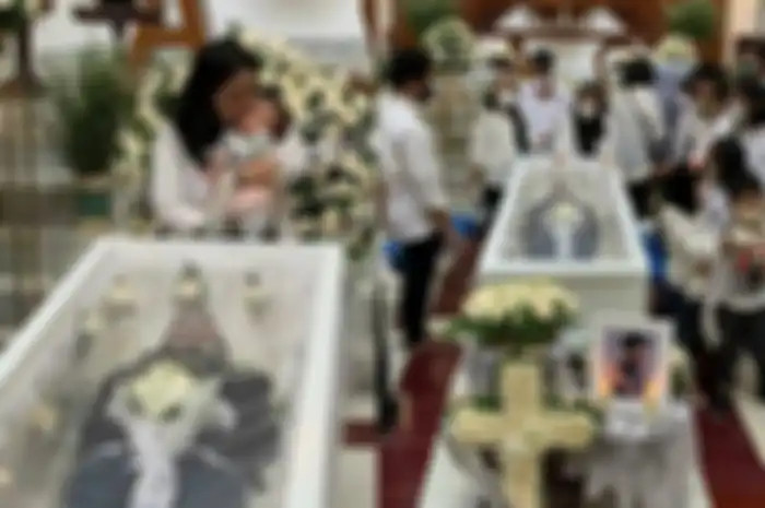 Mutia Ayu ddan putrinya berfoto dengan jenazah Glenn Fredly di altar Gereja