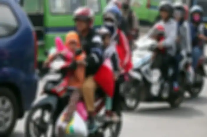 Ilustrasi naik motor berboncengan, hati-hati larangan naik motor berboncengan di Jakarta.