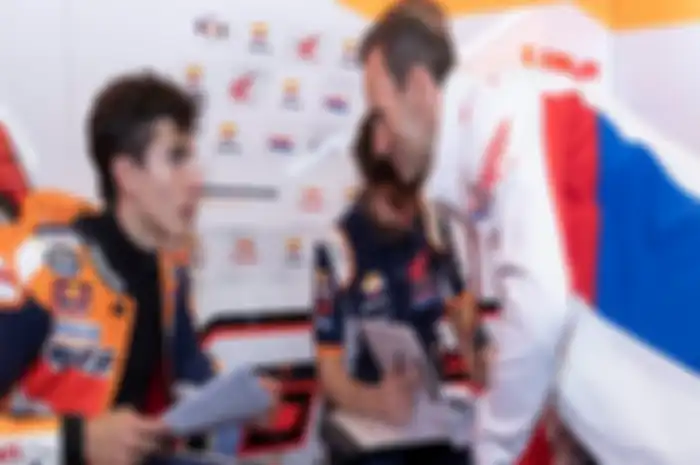 Alberto Puig dan Marc Marquez berdiskusi saat tes Jerez 2019.