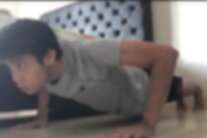 Irfan Ardiansyah saat latihan fisik di rumah masa pandemi virus corona 
