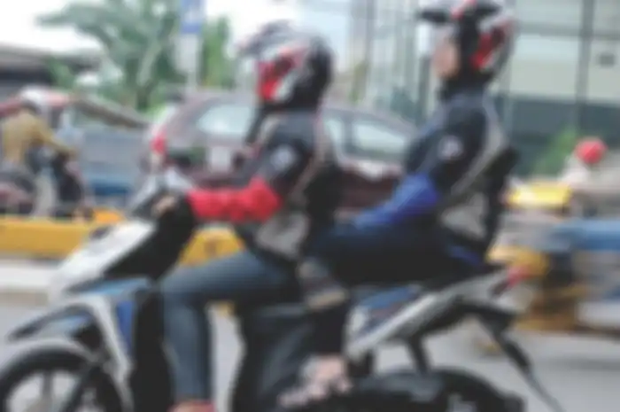 Ilustrasi naik motor berboncengan. Pembatasan sosial berskala besar (PSBB) Jawa Barat, Ini Tiga Syarat Pemotor yang Boleh Berboncengan Selama PSBB