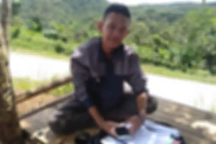 Idim Dimyati, mahasiswa IPB di Lebak Banten ini harus naik bukit tiap hari agar bisa kuliah online