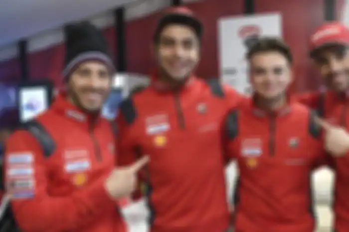Ilustrasi. Jelang MotoGP Virtual Race kedua, Andrea Dovizioso (kiri); Danillo Petrucci (kedua dari kiri) dan test rider Ducati MIchele Pirro (paling kanan) berguru ke juara dunia MotoGP eSport Andrea Saveri