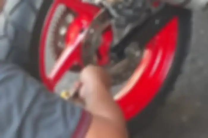 Cek dan stel ketegangan rantai motor dengan alat ini