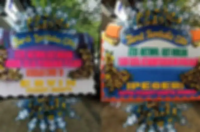 Karagan bunga yang dikirim ke rumah Pak RT