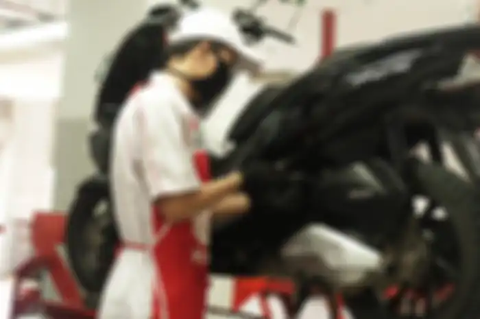 Servis motor Honda PCX di bengkel resmi