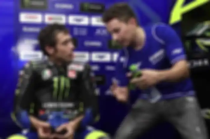 Valentino Rossi membela mantan pembalap penguji Yamaha, Jorge Lorenzo, bukan salah test ridernya, tapi tim pengujinya.