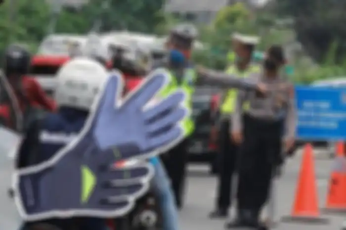 Sarung tangan jadi hal yang wajib dipakai pemotor selain masker, selama PSBB.