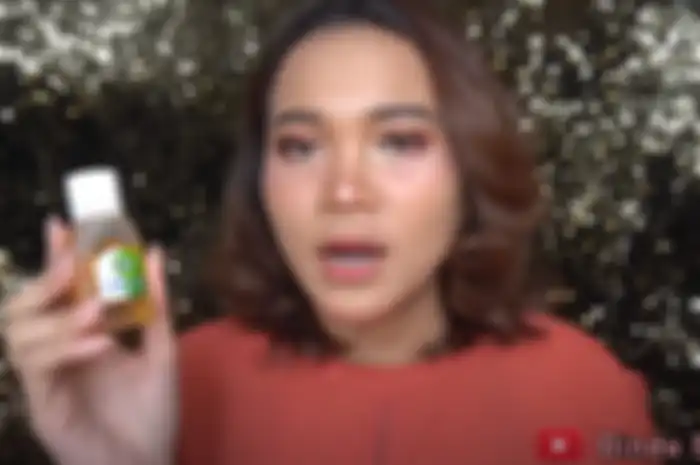 Dinda Safay saat DIY Hand Sanitizer di Youtube-nya