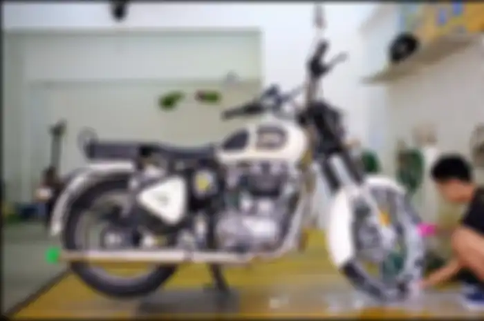 Ilustrasi mencuci motor. Jangan sembarangan menggunakan sabun saat mencuci motor di rumah
