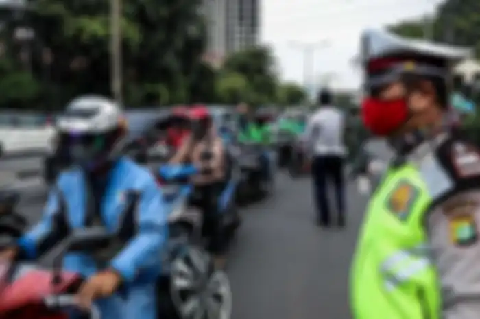 Petugas gabungan dari TNI, Polri, Polisi Pamong Praja dan Dishub DKI Jakarta melakukan imbauan kepada pengendara mobil dan motor untuk dapat mematuhi penerapan Pembatasan Sosial Berskala Besar (PSBB) di jalan Penjernihan, Tanah Abang, Jakarta Pusat, Senin (13/4/2020).