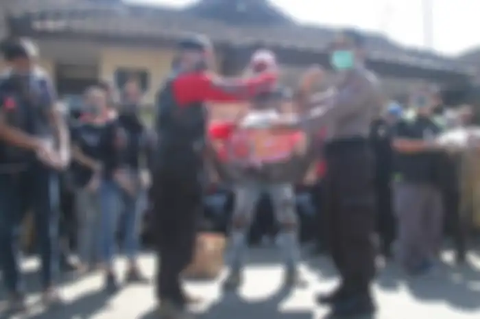 Bro Deddy Uban Outsiders sebagai Ketua Pelaksana menyerahkan Masker BIA ke Kapolsek Lengkong.