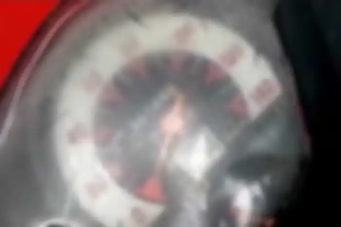 Ilustrasi mika speedometer motor retak.