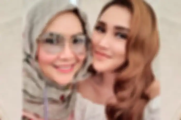 Pakai baju seksi saat promosikan makanan jualannya, Ayu Ting Ting dan Umi Kalsum banjir nyinyiran netizen