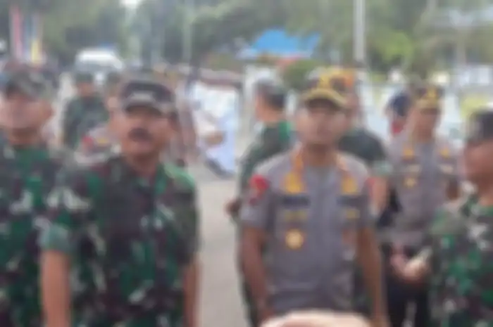 Panglima TNI Marsekal Hadi Tjahjanto dan Kapolri Jenderal Idham Aziz bersama sejumlah pejabat TNI Polri saat mengunjungi Markas Komando Lantamal IX Ambon, Jumat (17/1/2020)