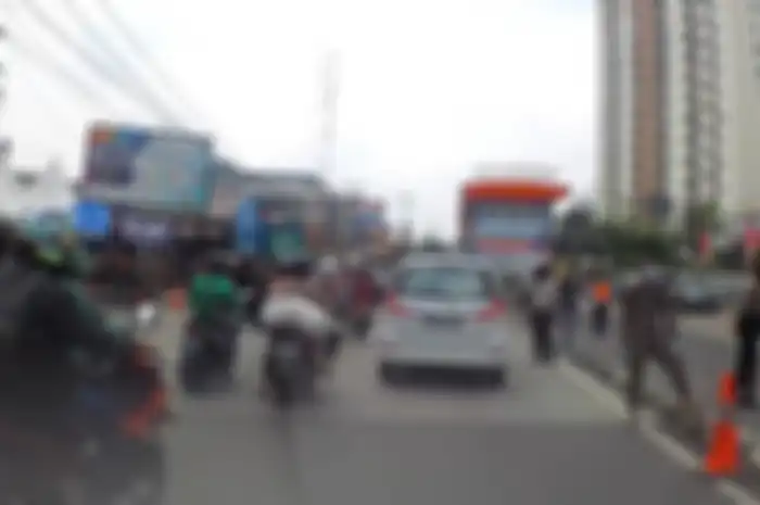 Check point PSBB Polda Metro Jaya di depan Kampus Budi Luhur, Ciledug. 