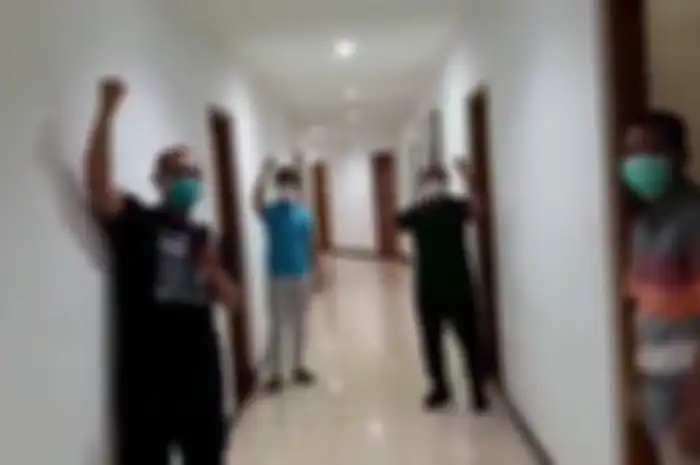 Para tenaga medis di Rumah Sakit Kariadi yang serempak positif virus corona akibat terinfeksi dari pasien yang berbohong dan terpaksa melakukan isolasi mandiri di sebuah hotel.