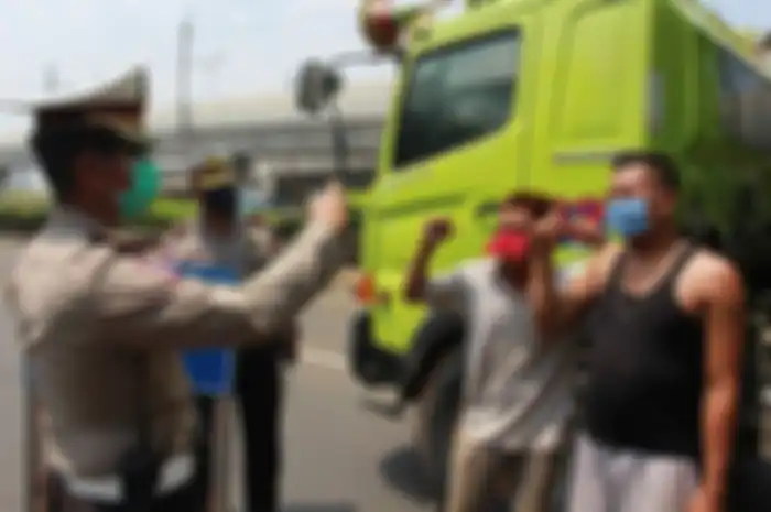 Polisi sedang menghimbau para pengendara terkait PSBB di Tangerang Raya.