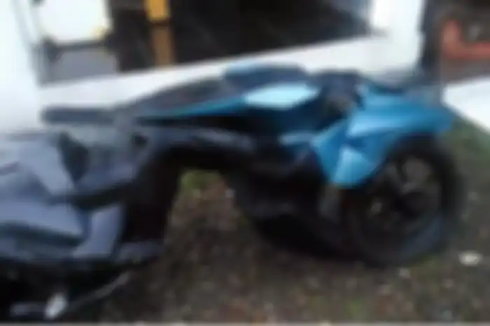 Yamaha Mio 2008 yang dimodikasi menyerupai motor Batman