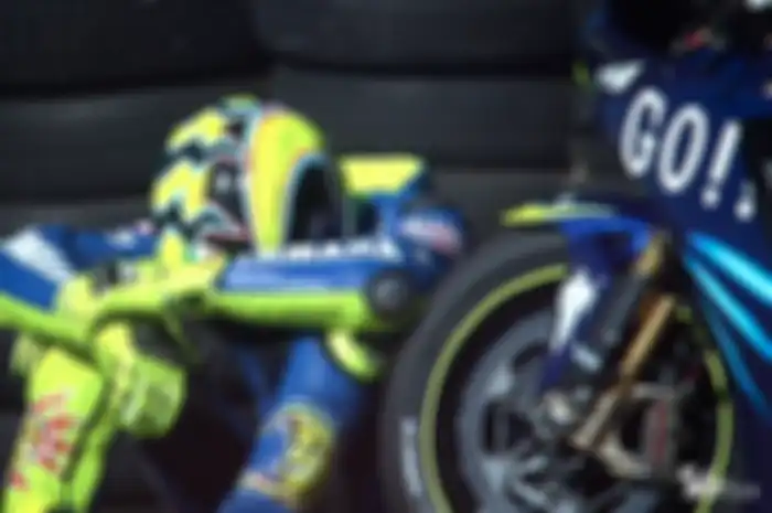 Pertama kali Valentino Rossi menang menggunakan Yamaha M1 tanpa selebrasi pecicilan seperti biasanya