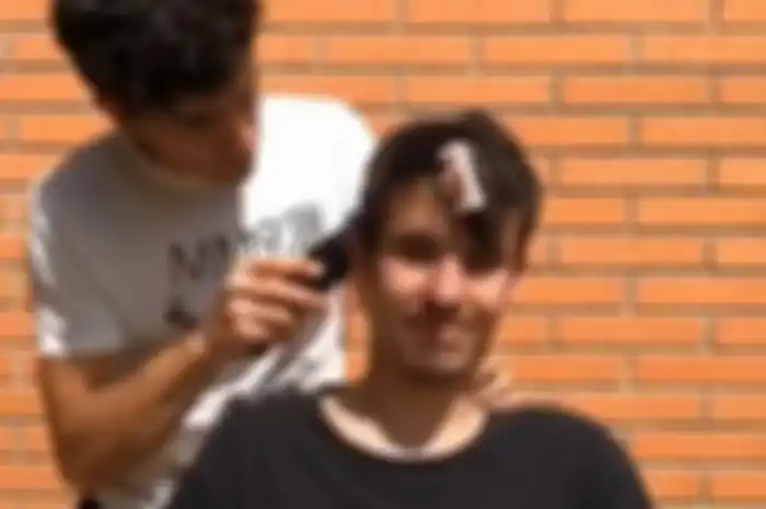 Marc Marquez sedang mencukur rambut Alex Marquez