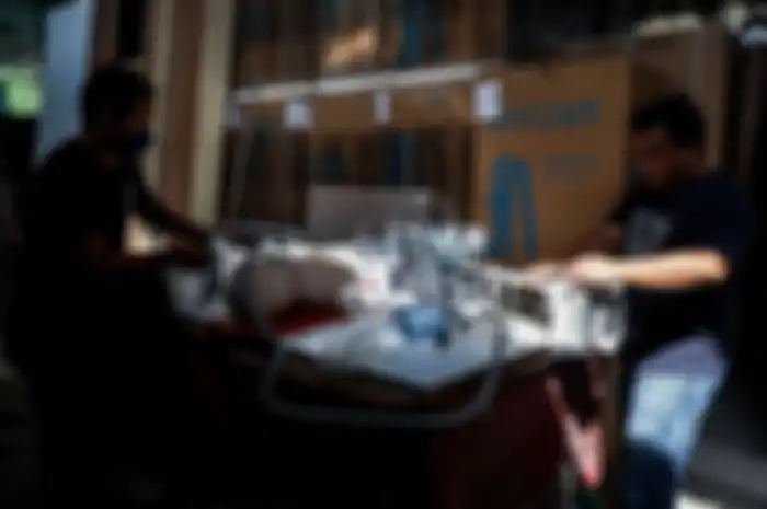Pekerja memperagakan alat peraga manusia dan ventilator darurat di Industri UMKM Agusta Dryer, Cidodol, Kebayoran Lama, Jakarta Selatan, Selasa (14/4/2020)