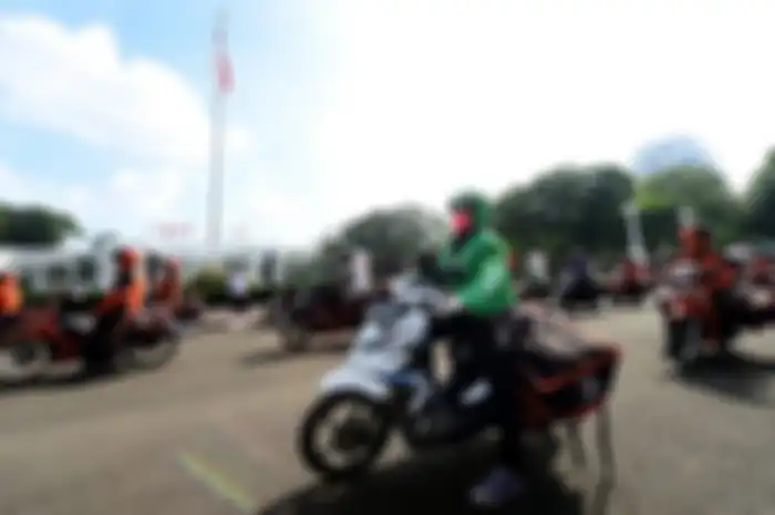 Pemerintah pusat sudah mulai mendistribusikan paket sembako ke warga terdampak Covid-19 di wilayah DKI Jakarta mulai Senin (20/4/2020) hari ini. Dimulainya distribusi sembako ini ditandai secara simbolis dengan pengantaran paket sembako dari depan gerbang Istana Merdeka, Senin pagi