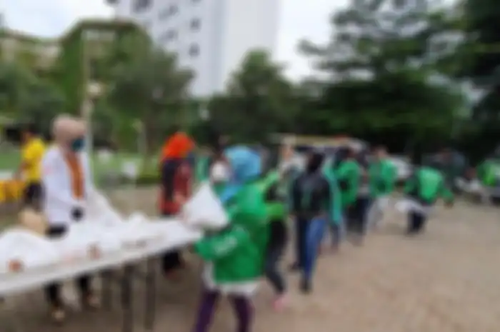 Gerakan Keadilan Bangun Solidaritas (GERAK BS) membagikan sembako kepada 250 ojol wanita.