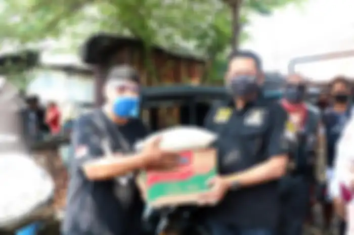 Penyerahannya bantuan langsung disampaikan oleh Ketua Dewan Pembina MBI, GERAK BS dan Ketua MPR RI, Bambang Soesatyo yang panggilan akrabnya Bamsoet sebanyak 1 ton beras dan sembako kepada supir bajaj Jakarta.