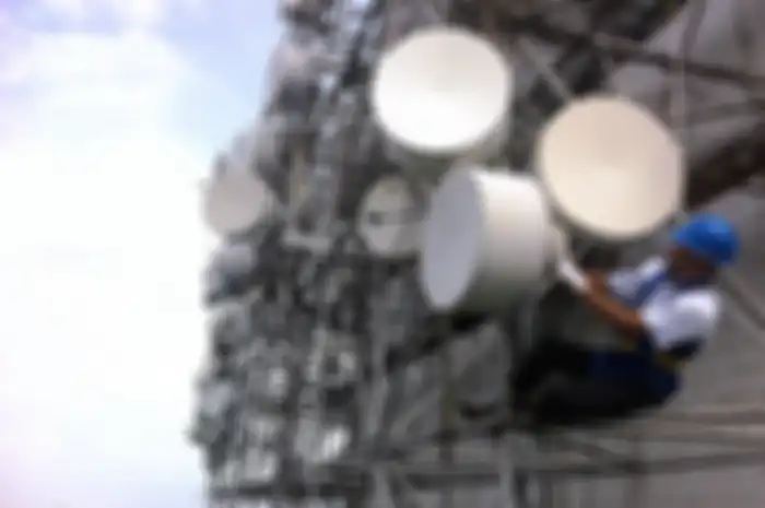 Teknisi Indosat melakukan maintenance BTS