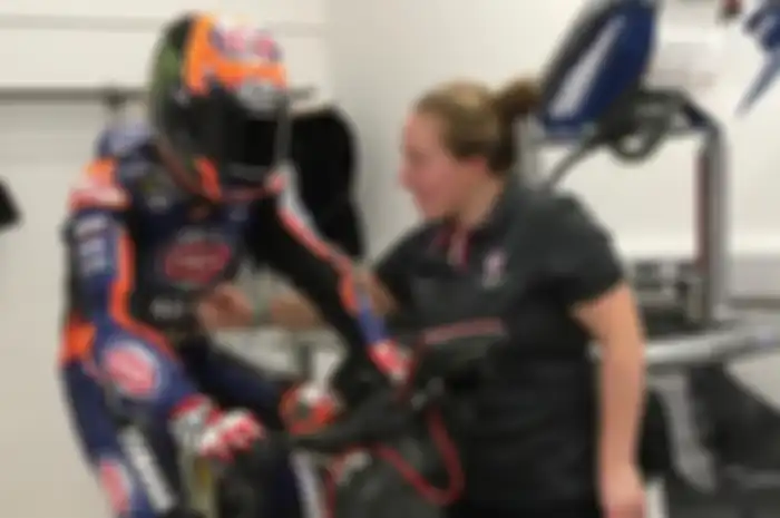 Michael van der Mark pembalap Pata Yamaha WorldSBK Team serius latihan fisik naik sepeda statis menggunakan baju balap lengkap