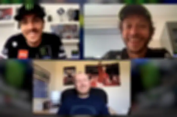 Interview secara online pembalap tim Monster Energy Yamaha MotoGP, Maverick Vinales (kiri atas) dan Valentino Rossi (kanan atas) dipandu komentator MotoGP, Matthew Birt (bawah).