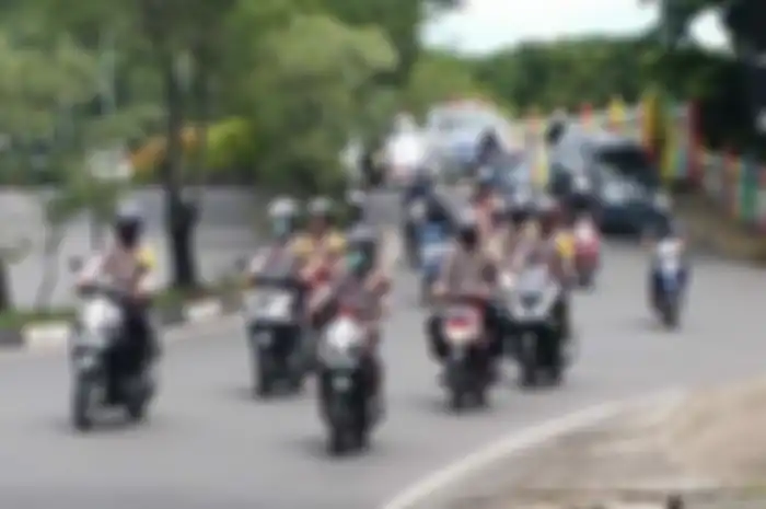 Ilustrasi naik motor saat PSBB. kini Kota Banjarmasin resmi berlakukan PSBB.