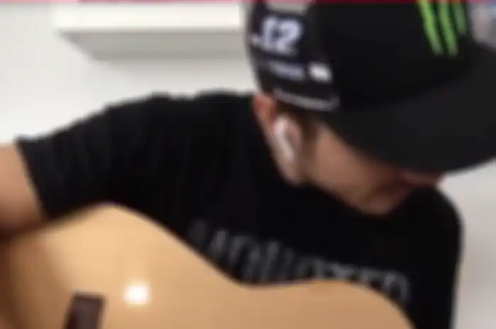 Maverick Vinales pamer hobi barunya, yaitu main gitar.
