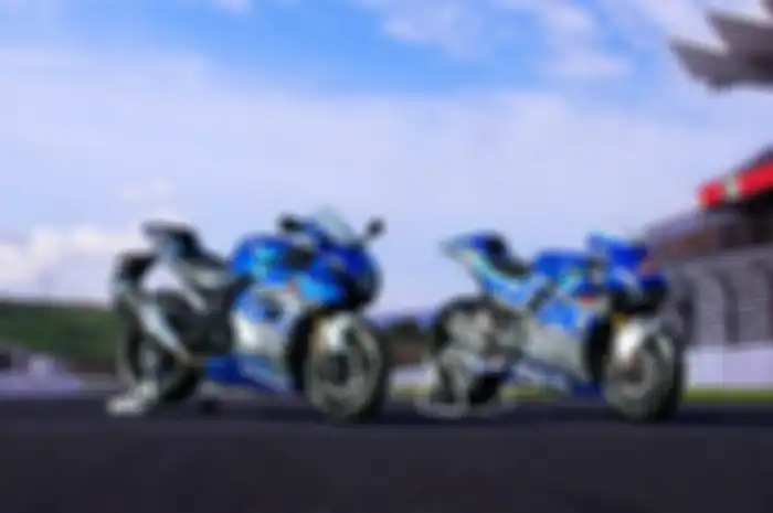GSX-R1000RR (kiri) adalah versi street legal dari GSX-RR (kanan)