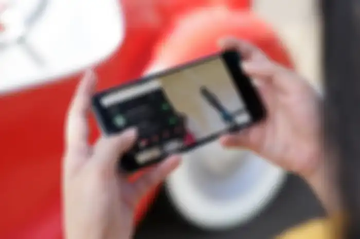 Ilustrasi pengguna hape OPPO