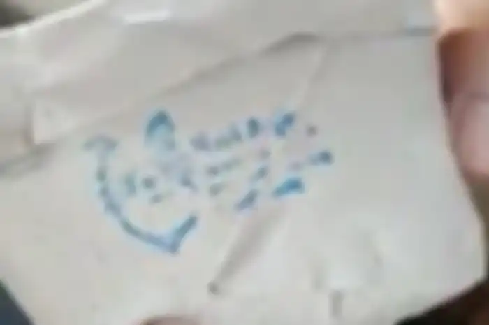 Nasi bungkus yang terdapat logo kepala anjing dan tulisan nasi anjing