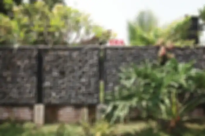 Ilustrasi dinding depan rumah. 