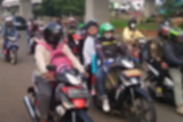 Ilustrasi pemudik naik motor.