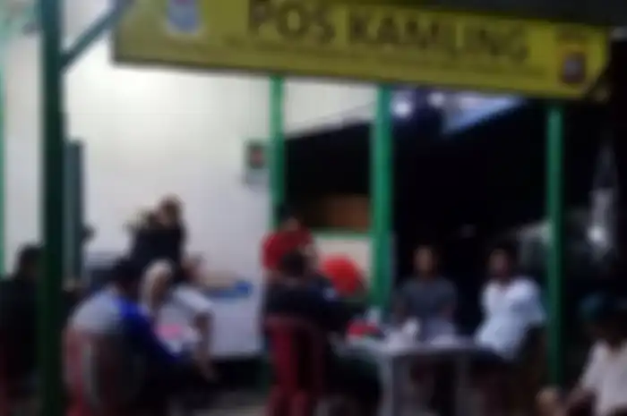 Ilustrasi kegiatan siskamling pada warga