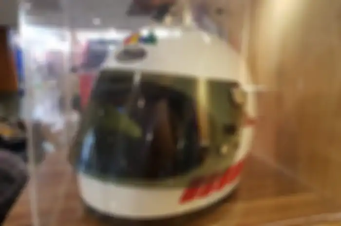Helm berwarna putih, waspadai gejala yellowing.