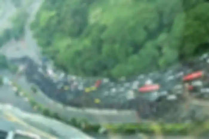 Macet parah saat PSBB hari pertama di Surabaya motor sampai menyemut tidak ada Physical Distancing