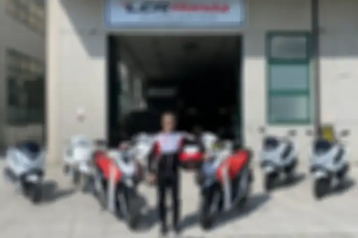 Bos tim LCR Honda, Lucio Cecchinello, membagikan tips dan kampanyekan bangga bermotor di media sosial.