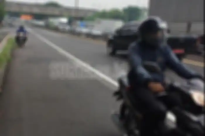 Motor nekat masuk tol untuk berputar balik ke arah sidoarjo karena jalan menuju Surabaya macet parah saat PSBB mulai berlaku di Surabaya